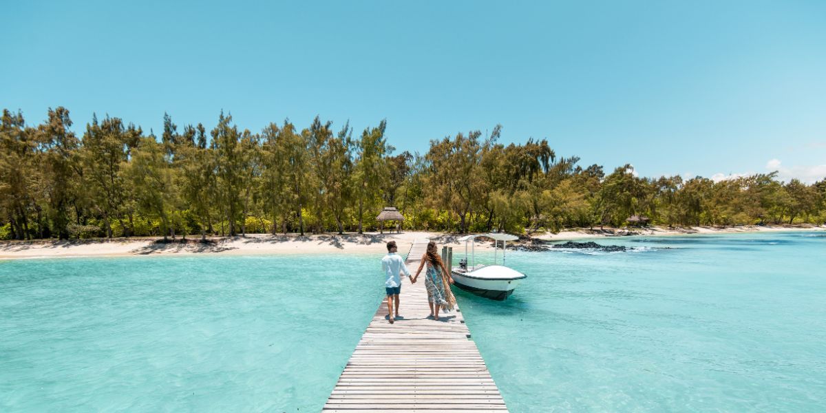 shangri la le touessrok - couple on ilot mangenie